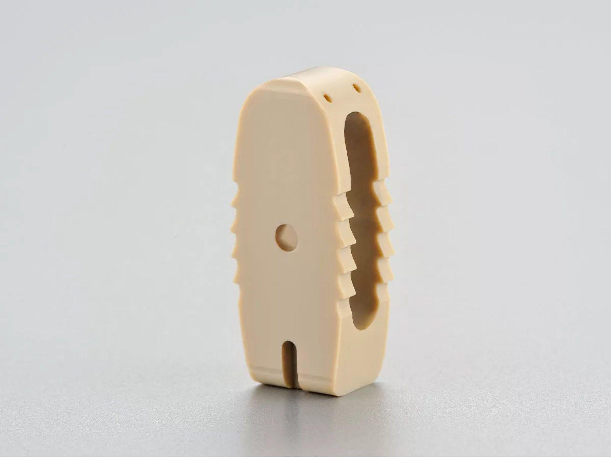 UCSF 整形外科センター：
変性脊椎疾患に対する脊椎固定術に3DプリントされたPEEKインプラントを使用